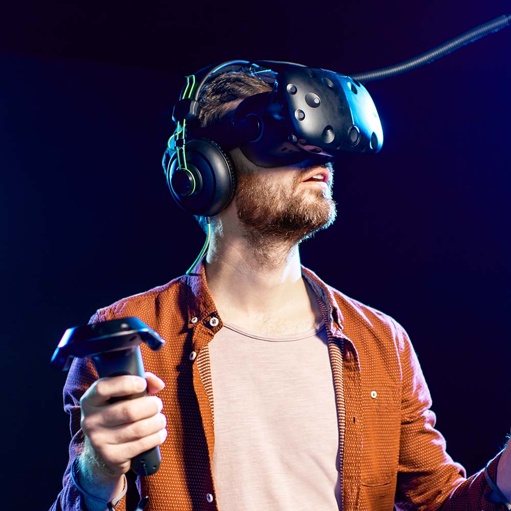 man-playing-game-with-virtual-reality-headset-in-t-F7MAGCV.jpg